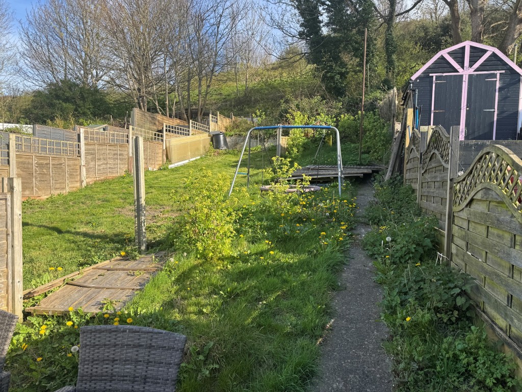 Lot: 117 - FREEHOLD RESIDENTIAL INVESTMENT - Rear garden